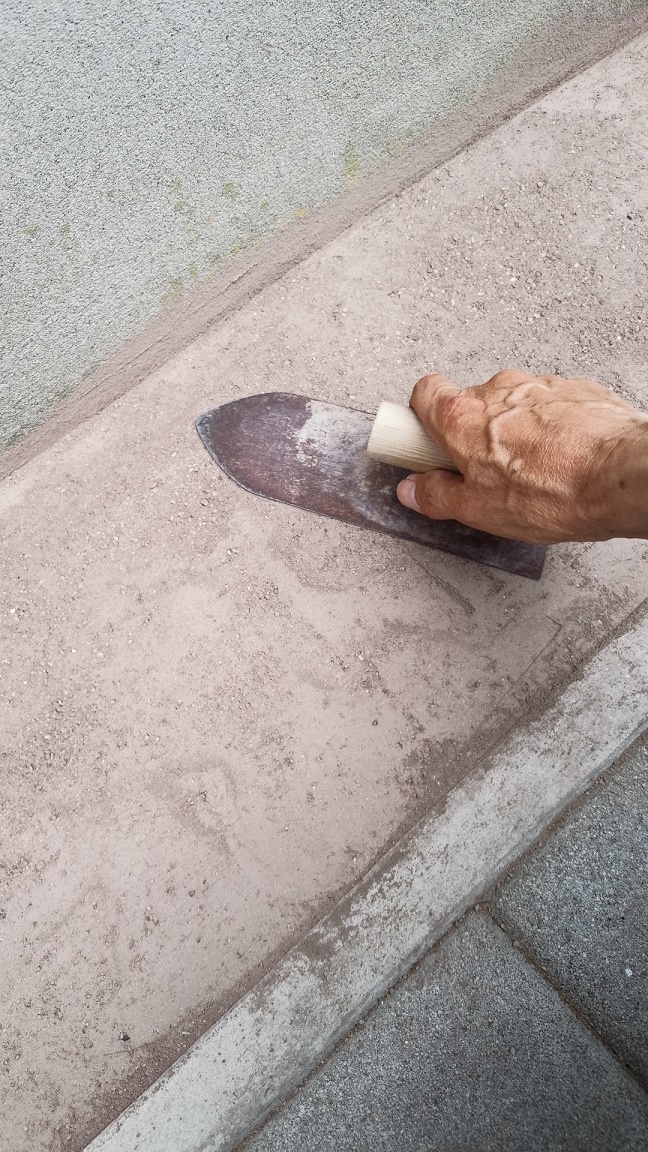 家の周りの雑草対策に 固まる土 を敷きました たか爺の楽しいｄｉｙや携帯スマホ その他諸々など